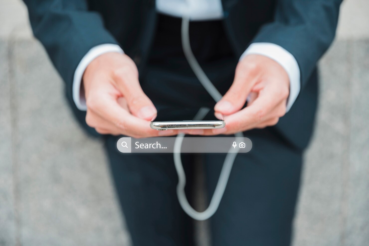 Geschäftsmann nutzt ein Smartphone mit eingeblendeter Suchleiste