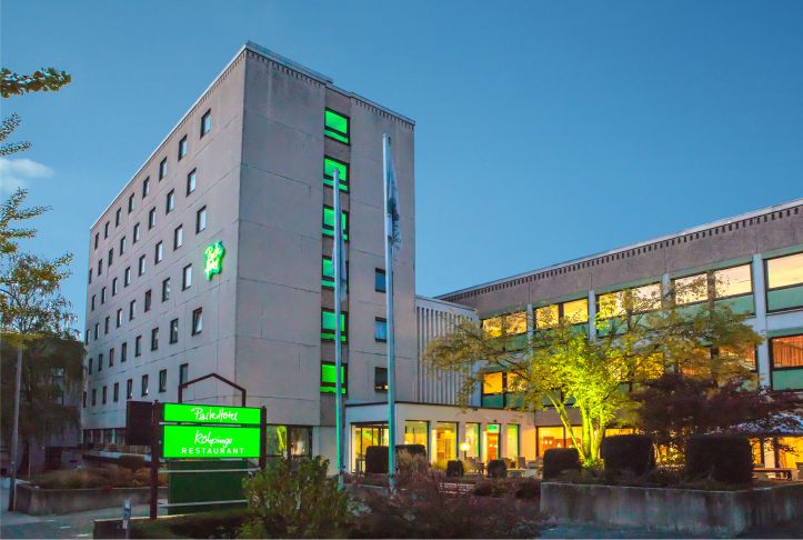 Außenansicht des Parkhotels Kolpinghaus mit beleuchteter Fassade am Abend