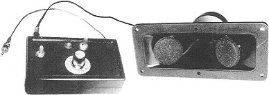 Historisches Audiogerät Mikro 22 mit Anschlusskabel und Lautsprechergehäuse