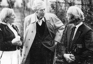Friedrich Jürgenson steht im Freien zwischen Ingeborg Wagle und Norbert Loh