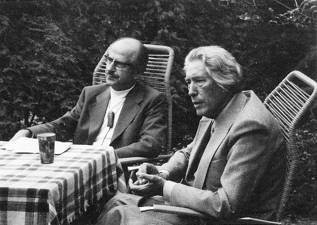 Schwarz-Weiß-Foto von Friedrich Jürgenson und einem Mann an einem Gartentisch