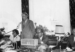 Friedrich Jürgenson bei einem Vortrag in Koblenz 1976 mit Tonbandgerät am Rednerpult