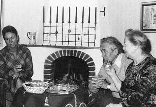 Schwarz-Weiß-Foto von Friedrich Jürgenson mit Märta Annel und Christine Köberle in Höör