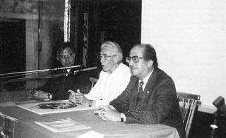 Schwarz-Weiß-Foto einer Gesprächsrunde beim OARCA-Kongress 1987 mit Prof. Andreas Resch und dem Herausgeber