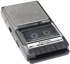 Tragbarer Panasonic Kassettenrekorder RQ-2102 mit Bedientasten und Kassettenfach