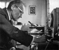 Schwarz-Weiß-Foto von Leo Schmid bei der Arbeit mit einem Tonbandgerät