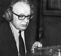 Schwarz-Weiß-Porträt von Konstantin Raudive mit Kopfhörern an einem Aufnahmegerät